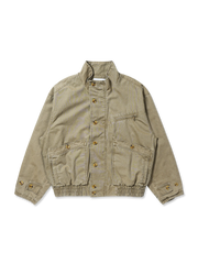 上質なコットンツイルとウォッシュ加工によるヴィンテージ風コーデュロイワークジャケット。多ポケットとゴム入り袖口で機能的かつ防風性に優れたデザイン。通勤やアウトドアに適したアイテム。