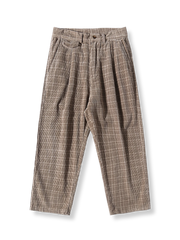 厚手コーデュロイとチェック柄が映えるワンタックパンツ