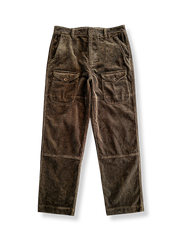 厚手コーデュロイ素材の多ポケットワークパンツ。