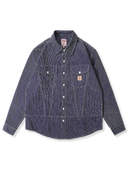 胸ポケットの倒三角形デザインが特徴のコーデュロイワークシャツの全体と生地の質感を写した写真