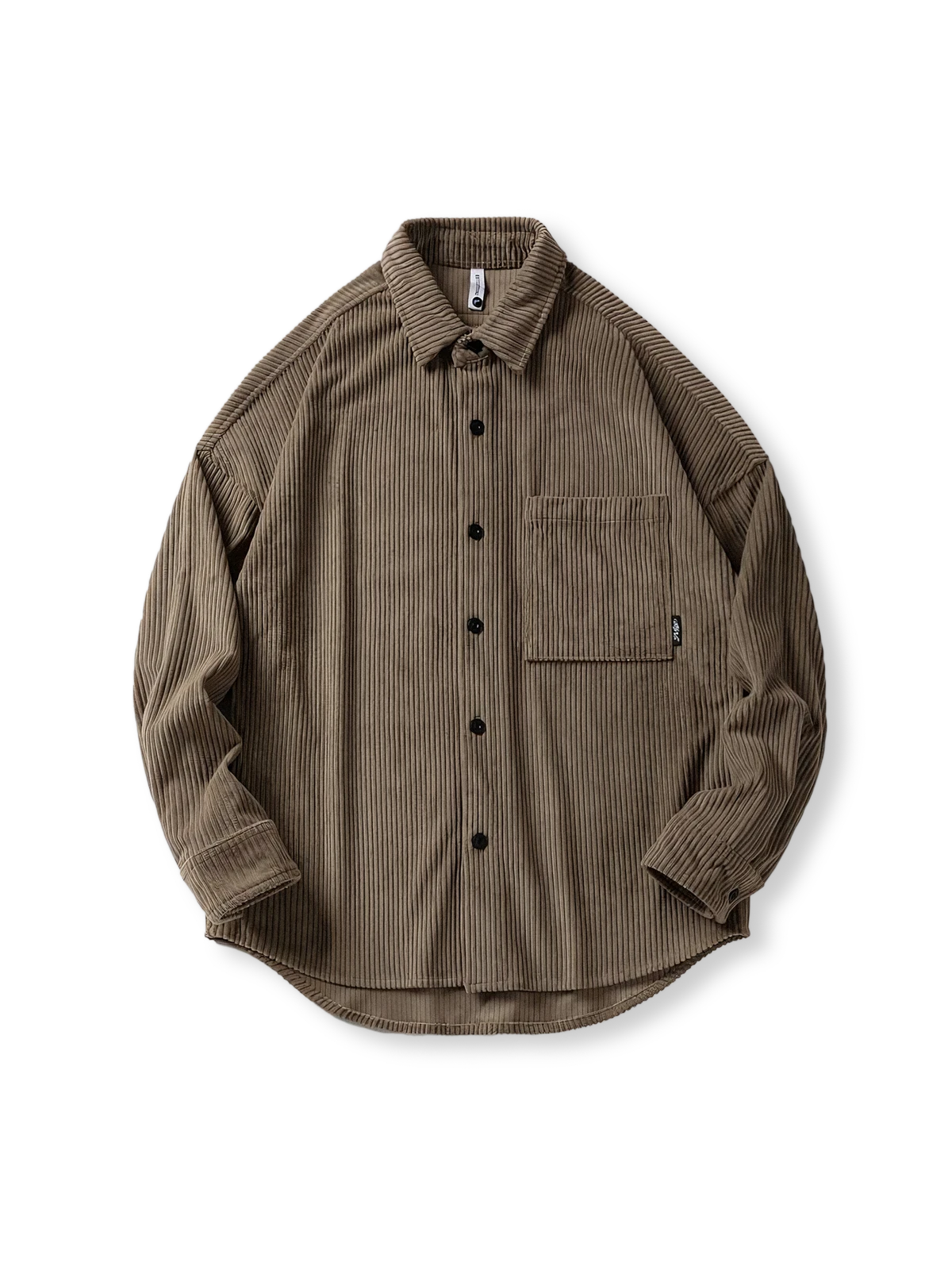 太畝コーデュロイ素材とドロップショルダー、フラップポケットが特徴のワークシャツの全体像。