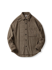 太畝コーデュロイ素材とドロップショルダー、フラップポケットが特徴のワークシャツの全体像。