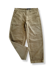 コーデュロイ素材のワイドシルエットワークパンツ