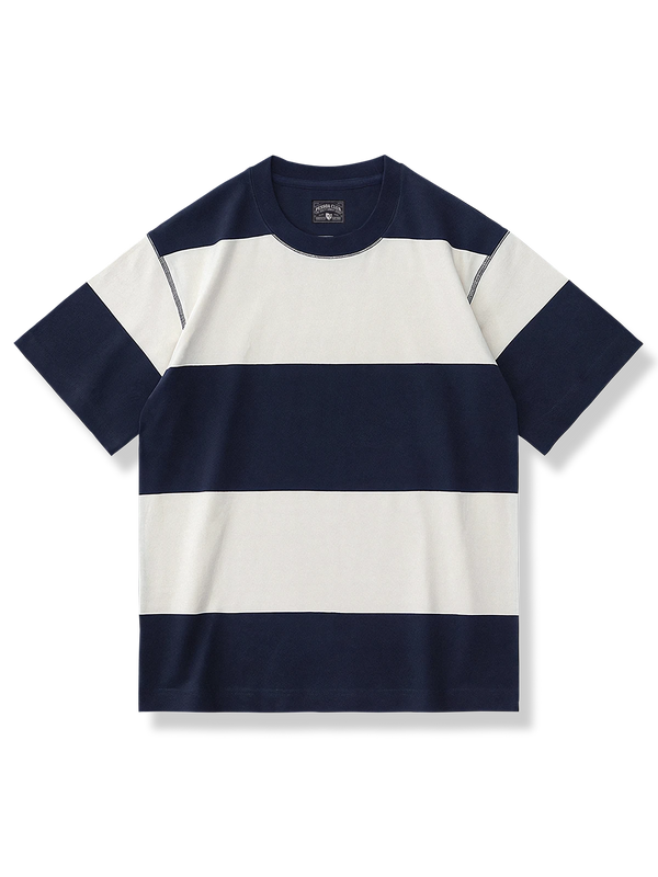 16cm幅の太ボーダーを配したゆったりシルエットのコットンTシャツ。