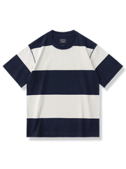16cm幅の太ボーダーを配したゆったりシルエットのコットンTシャツ。
