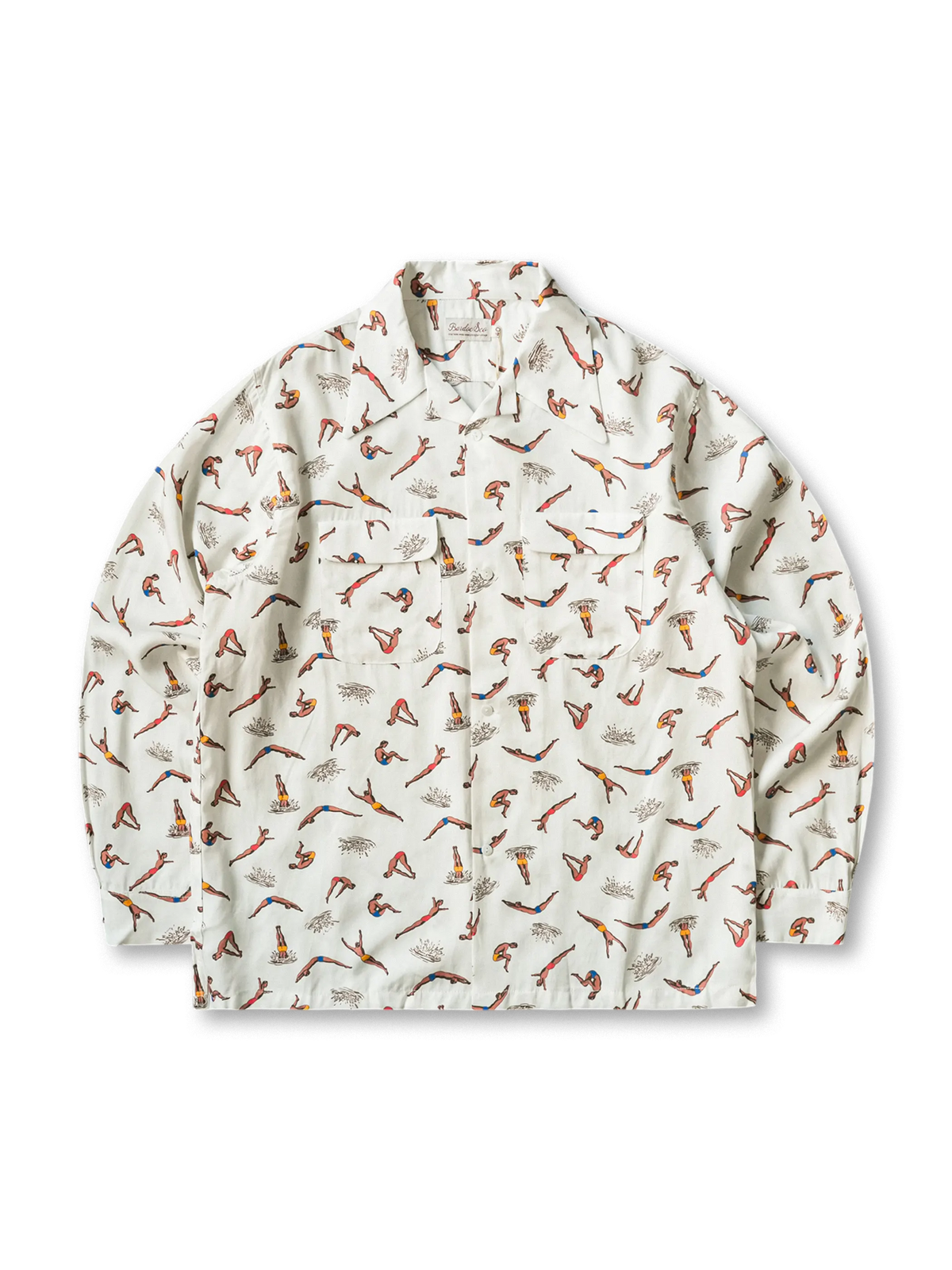 リヨセル素材のクリーム色開襟シャツに跳水プリントが映え、ノスタルジックな雰囲気を醸し出す夏のリゾートスタイルアイテム。