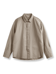 シワになりにくいクレープ素材の長袖シャツ。