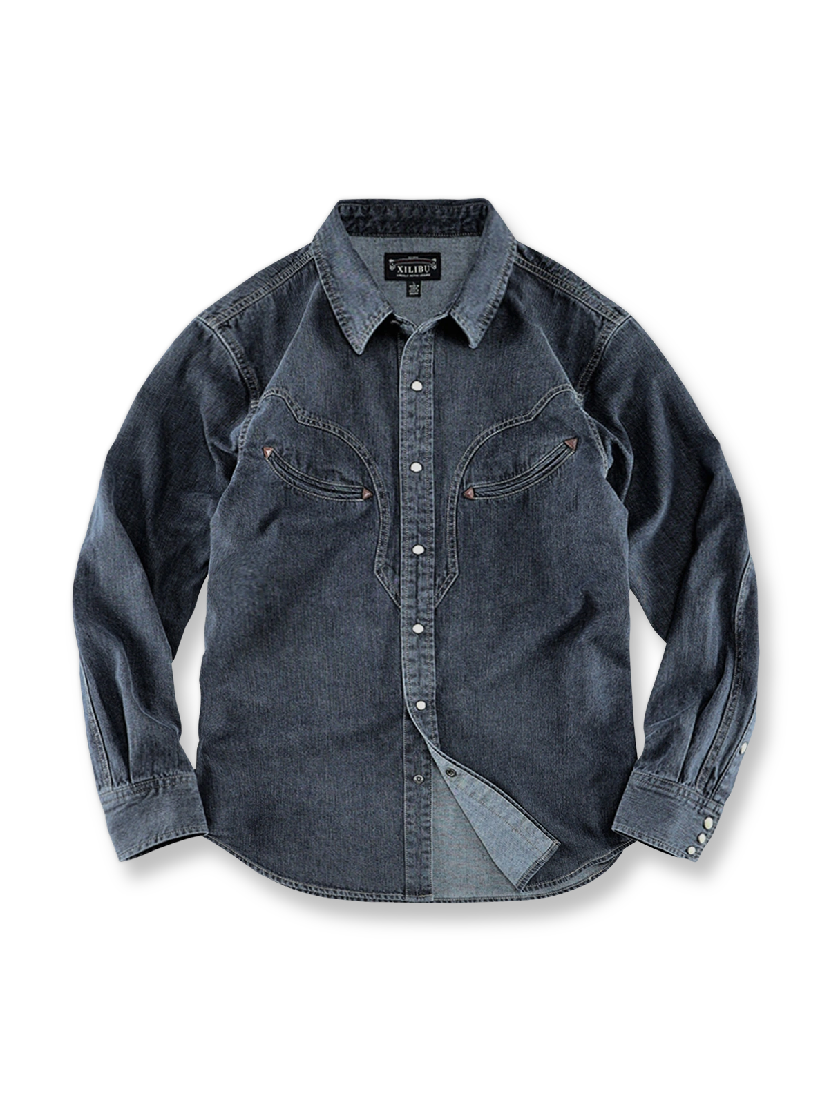 月牙型ポケットと石風スナップボタンをあしらったヘヴィウォッシュ加工デニムシャツ。
