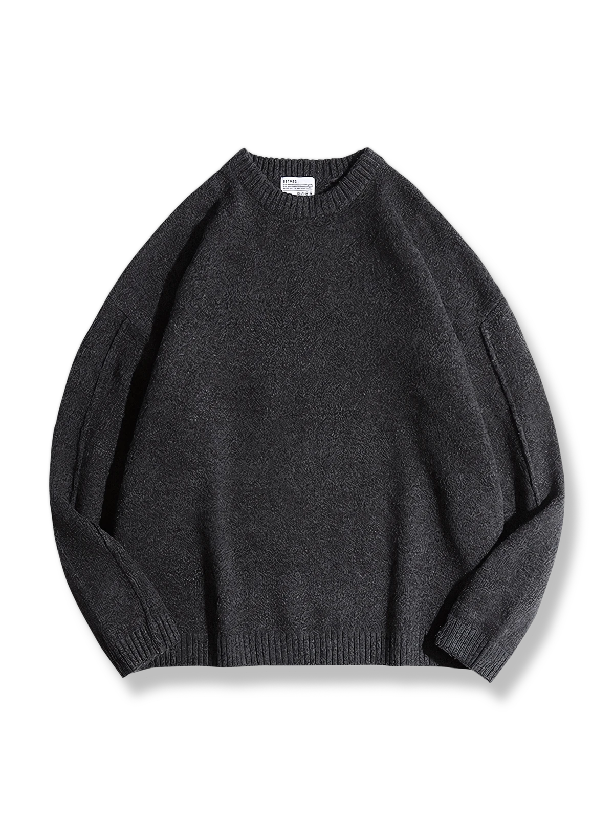 クルーネックとブルーウールが特徴のリラックスフィットニットトップ。