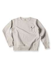 立体ポケットが特徴のクルーネックコットンスウェット。