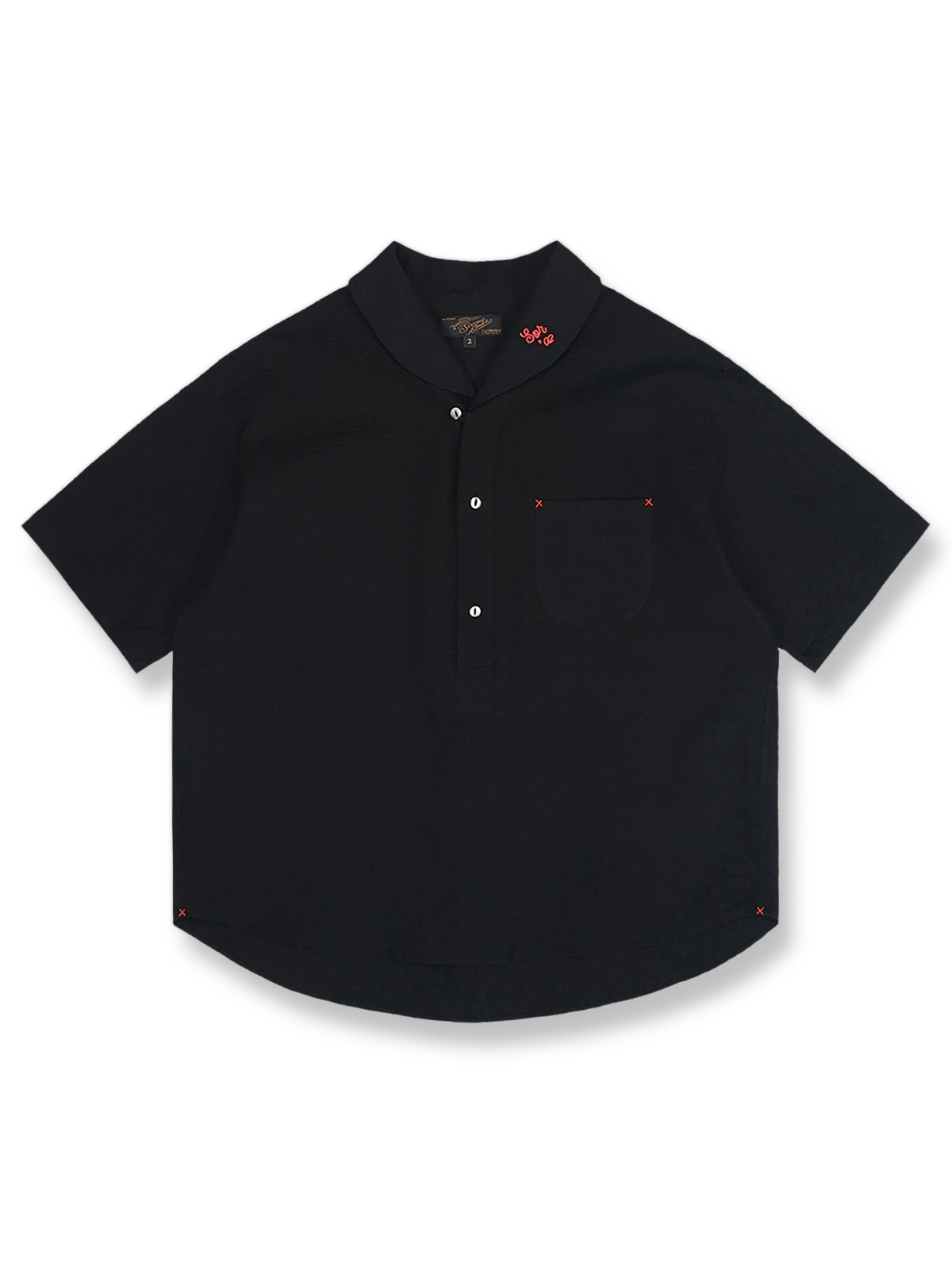  クルーネックプルオーバーシャツ (シアサッカー素材にコントラストステッチと黒蝶貝ボタン付き)