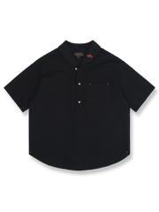  クルーネックプルオーバーシャツ (シアサッカー素材にコントラストステッチと黒蝶貝ボタン付き)