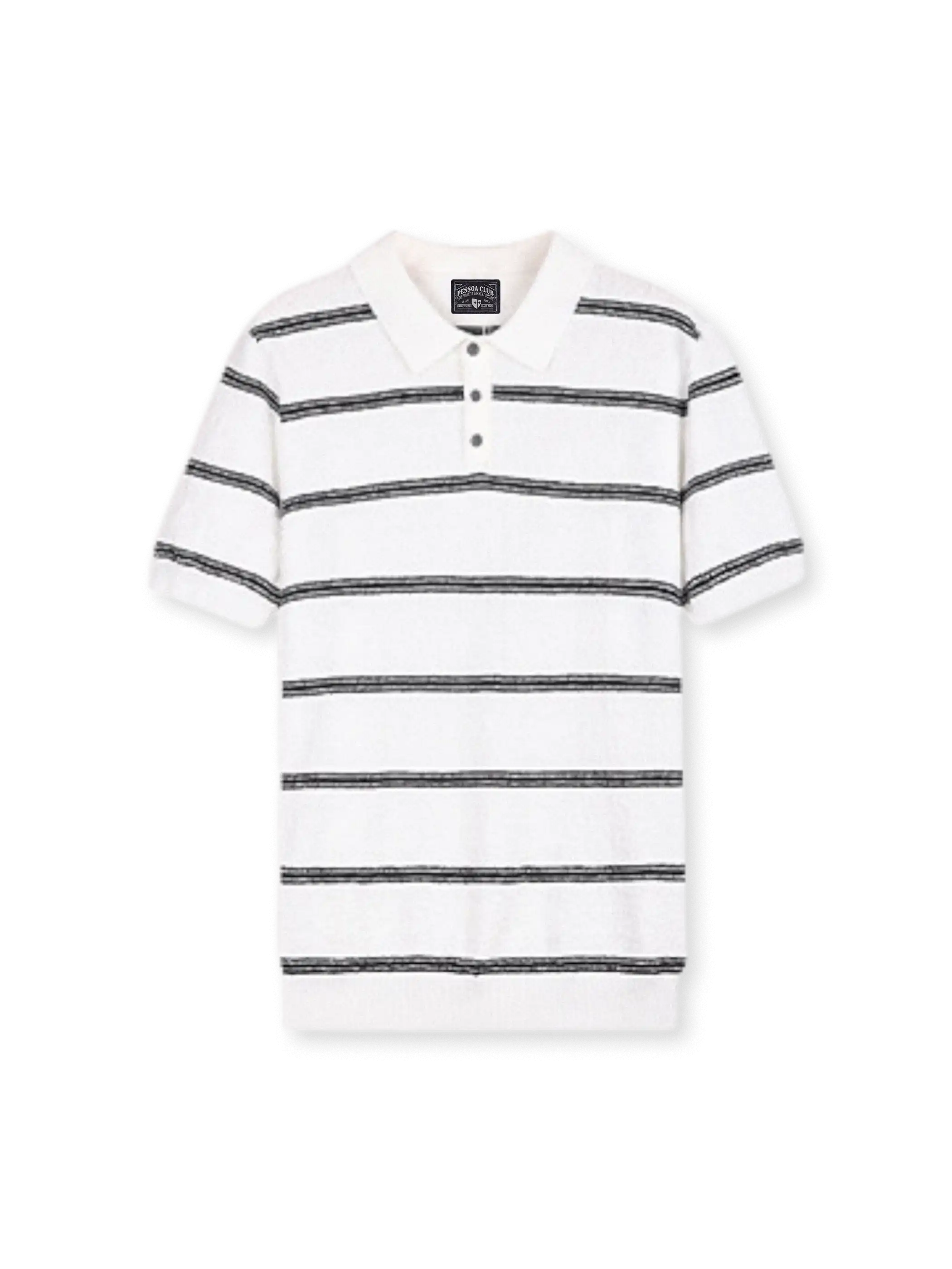 クランクルテクスチャーポロの全身ビュー、シワ感テクスチャーと3ボタンポロ衿ディテールを強調。