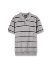 クランクルテクスチャーポロの全身ビュー、シワ感テクスチャーと3ボタンポロ衿ディテールを強調。