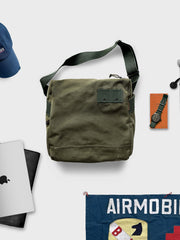 製品画像: CROCウォッシュドヴィンテージミリタリーワンショルダーバッグ側面展示
詳細画像: ジッパーと皮革の接合部の詳細