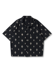 胸元と背面にクロス刺繍を配したヴィンテージ風ウォッシュ加工の開襟リラックスシャツ