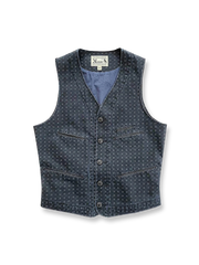 ウォッシュドスクラッチ加工とクロスプリントのジャカードデザインが特徴の100%コットンベストの全体像。