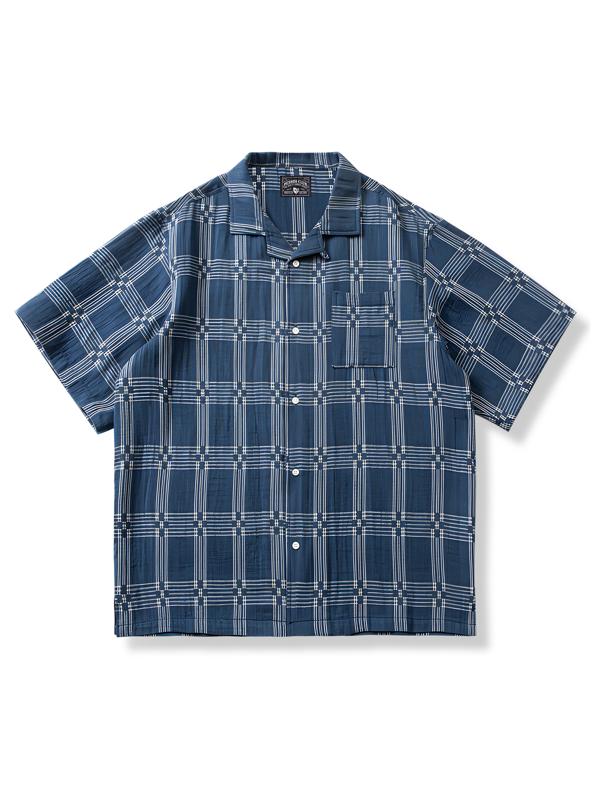 キューバカラーとブルーチェック柄のコットンシャツ。