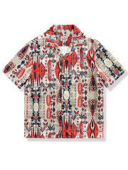 キューバカラーの赤いアロハシャツ。