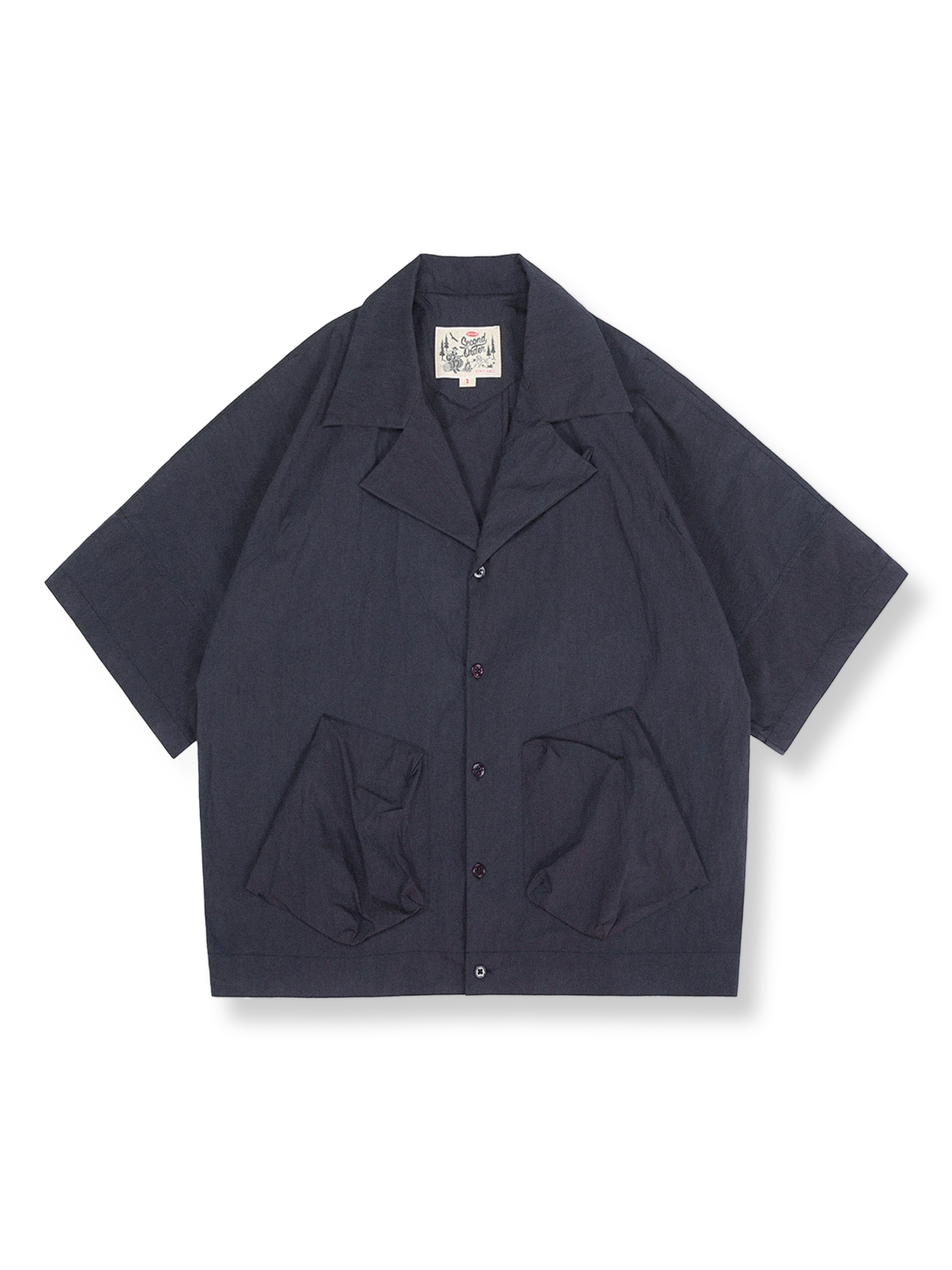 キューバカラーと隠しポケットを備えたワイドフィット半袖シャツ。