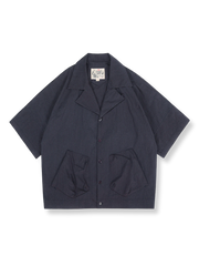 キューバカラーと隠しポケットを備えたワイドフィット半袖シャツ。