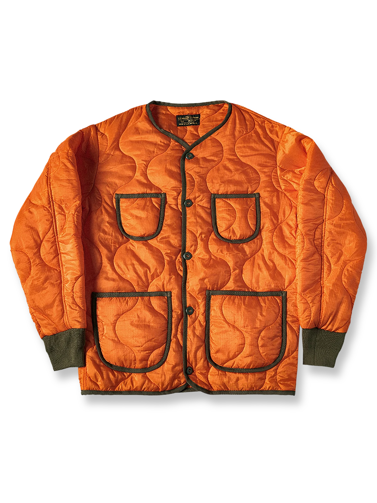 弧形キルティングとリバーシブル仕様の軽量インナーダウンジャケット