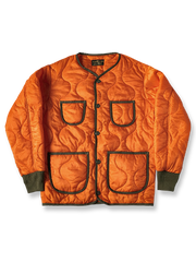 弧形キルティングとリバーシブル仕様の軽量インナーダウンジャケット