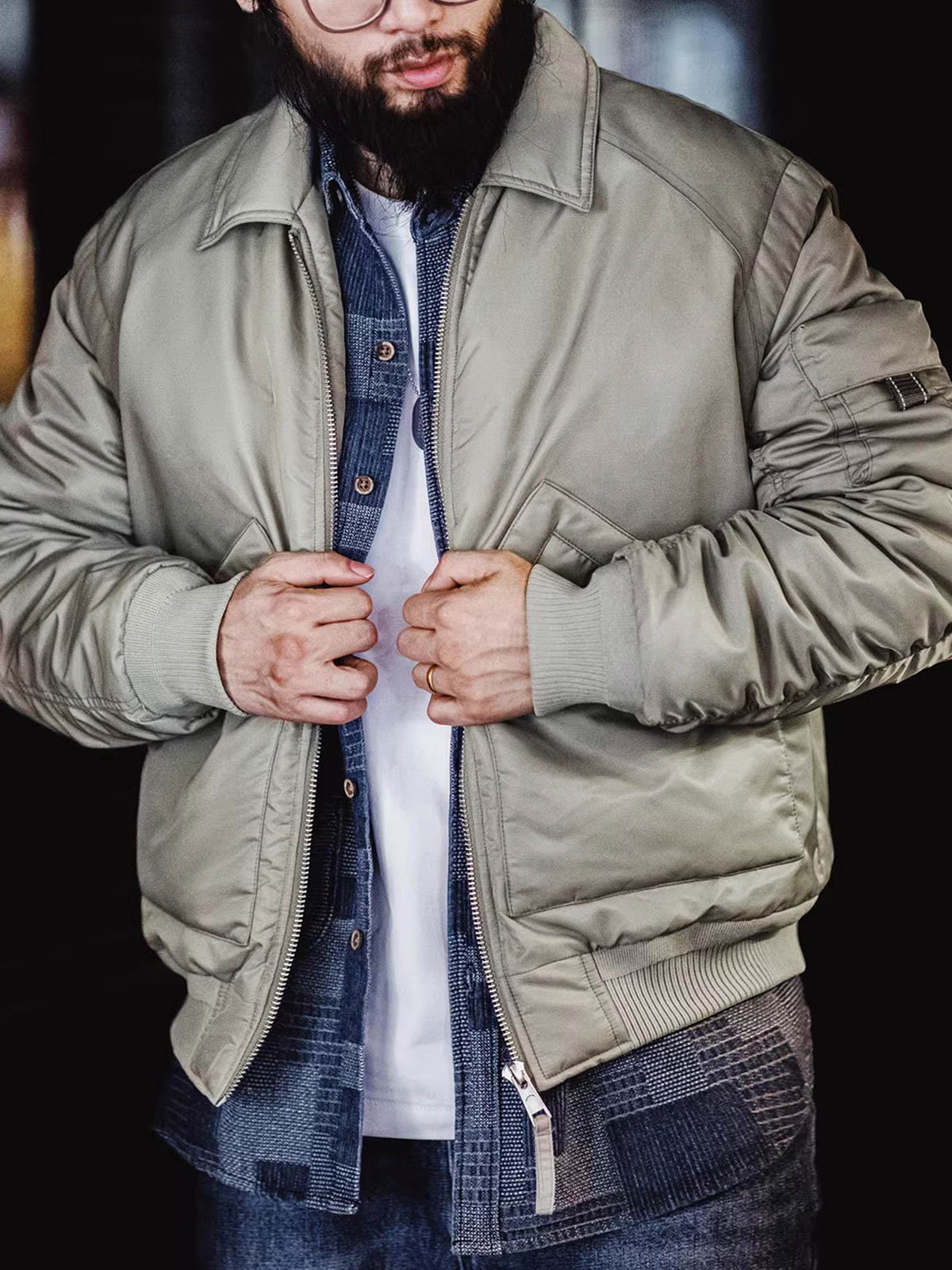 フライトジャケットを着用したスタイリング