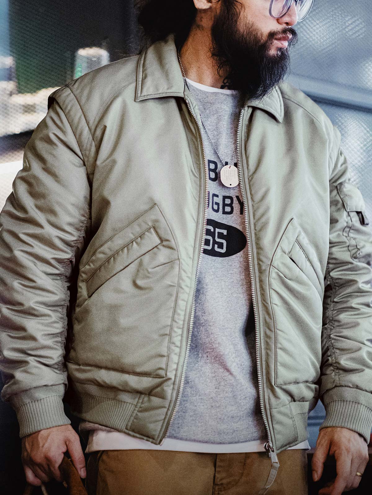 フライトジャケットを着用したスタイリング