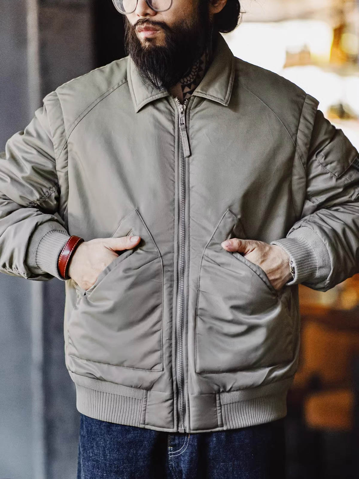 フライトジャケットを着用したスタイリング