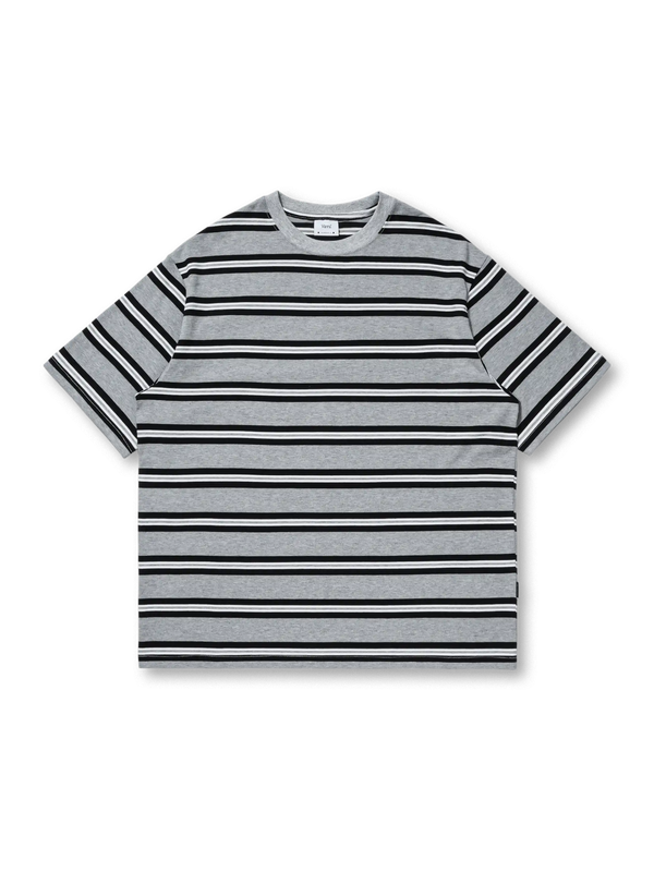 襟元二本針仕様の耐久性あるデイリー通勤ストライプTシャツ。50%コットン・50%ポリエステル混紡で吸汗速乾性を備え、ブランドタグがアクセント。ルーズフィットで快適な着心地。