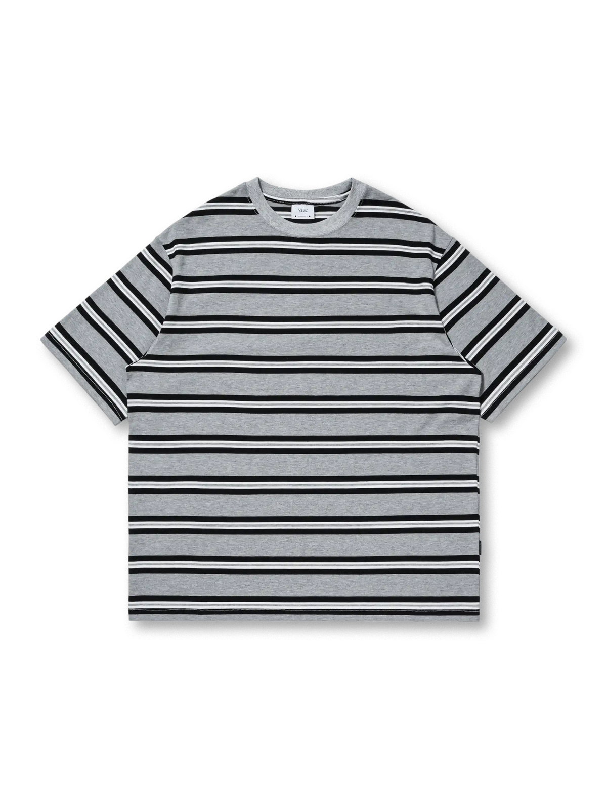 襟元二本針仕様の耐久性あるデイリー通勤ストライプTシャツ。50%コットン・50%ポリエステル混紡で吸汗速乾性を備え、ブランドタグがアクセント。ルーズフィットで快適な着心地。