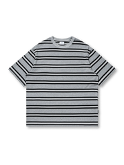 襟元二本針仕様の耐久性あるデイリー通勤ストライプTシャツ。50%コットン・50%ポリエステル混紡で吸汗速乾性を備え、ブランドタグがアクセント。ルーズフィットで快適な着心地。