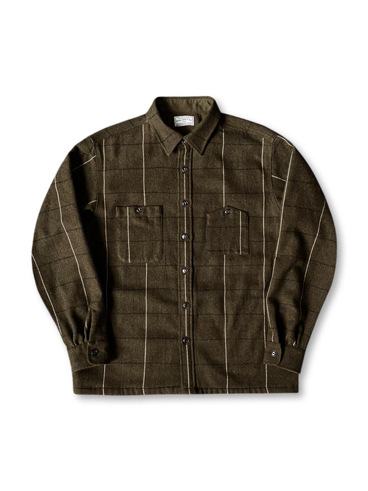 深みのあるオリーブチェック柄のウール混紡オーバーシャツ、ツールポケットと牛角ボタンがヴィンテージワークスタイルを引き立てる秋冬向けアイテム。