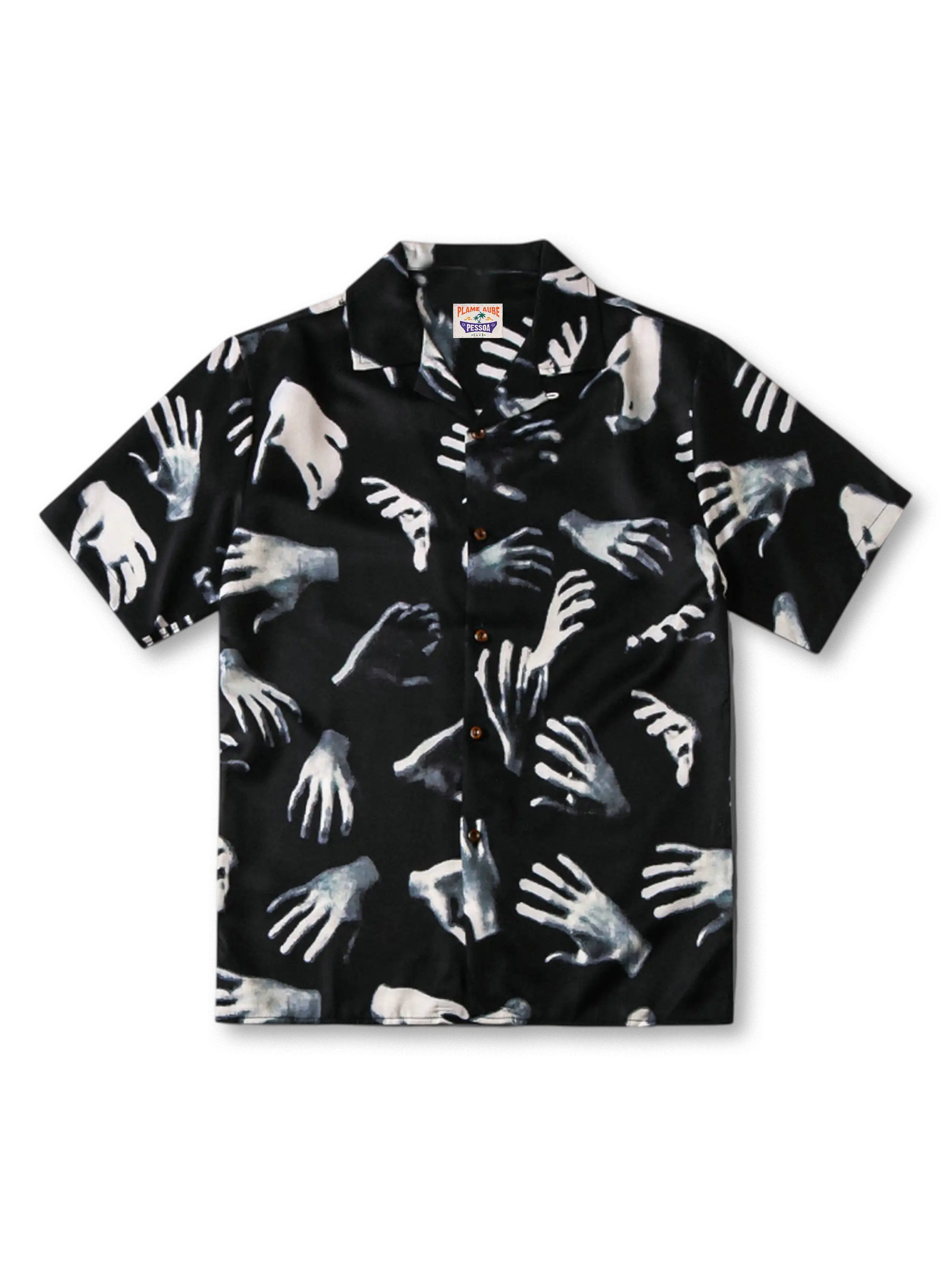 黒地に白い手と骨のデジタルプリントが全体に施されたオープンカラーシャツ
同じデザインに右胸と背面のホール加工を加えたバージョン
