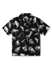 黒地に白い手と骨のデジタルプリントが全体に施されたオープンカラーシャツ
同じデザインに右胸と背面のホール加工を加えたバージョン