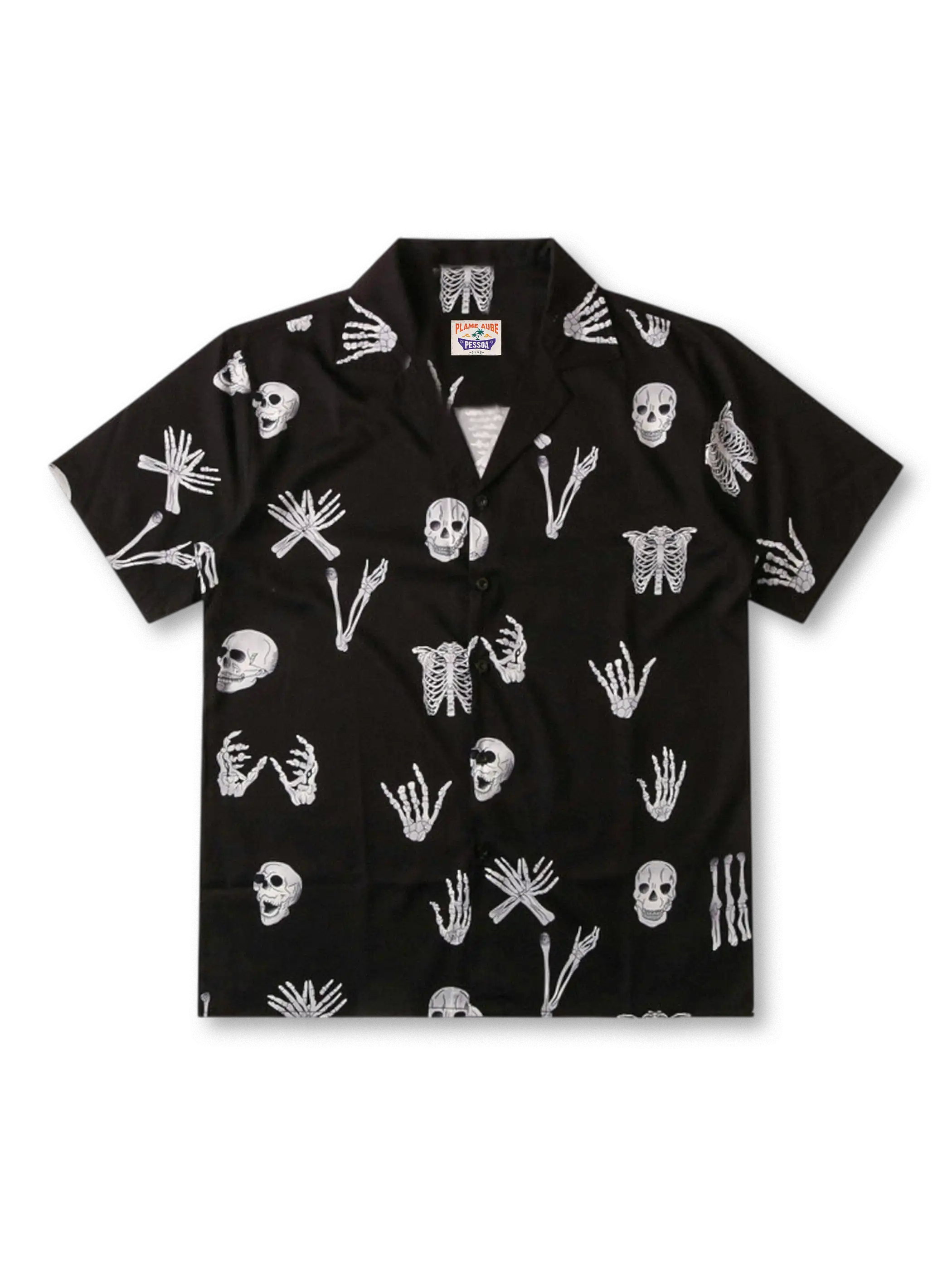 黒地にリアルな手と骨モチーフのデジタルプリントを施したアロハシャツ。滑らかなポリエステル素材で夏も快適。オープンカラーとドロップショルダーのボックスシルエット