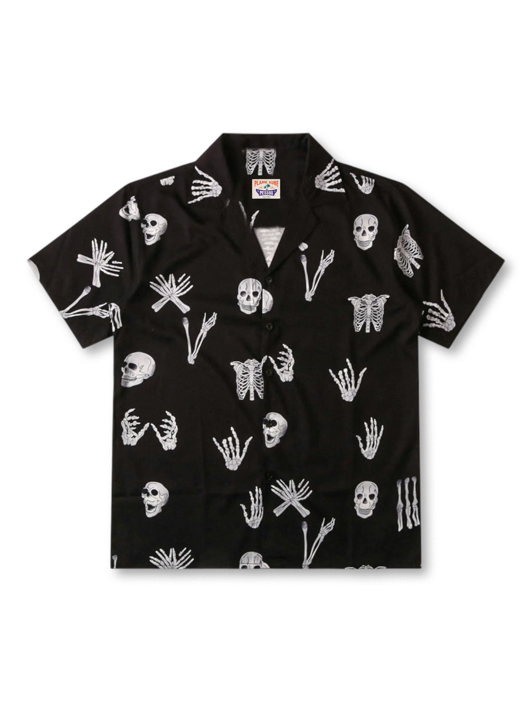 黒地にリアルな手と骨モチーフのデジタルプリントを施したアロハシャツ。滑らかなポリエステル素材で夏も快適。オープンカラーとドロップショルダーのボックスシルエット
