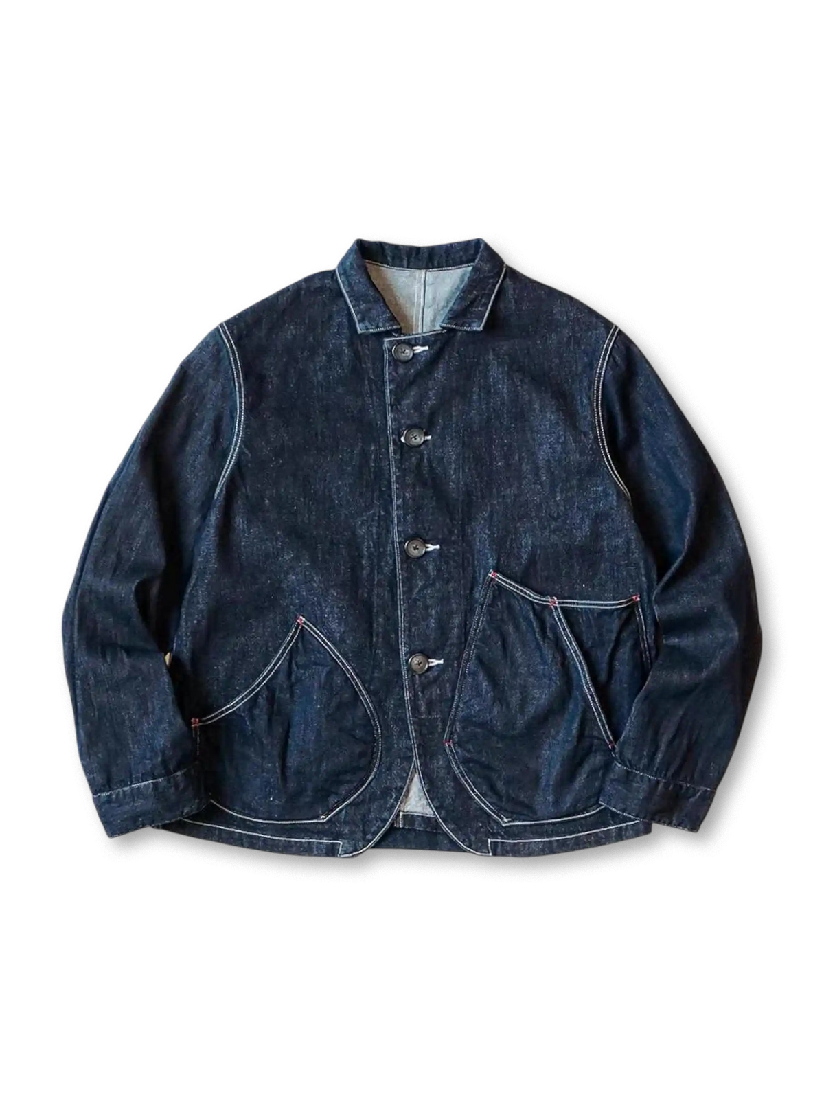 斜めカッティングと大きなポケットが特徴の、水洗い加工ブルーデニムを使用したヴィンテージ風ワークジャケット。
