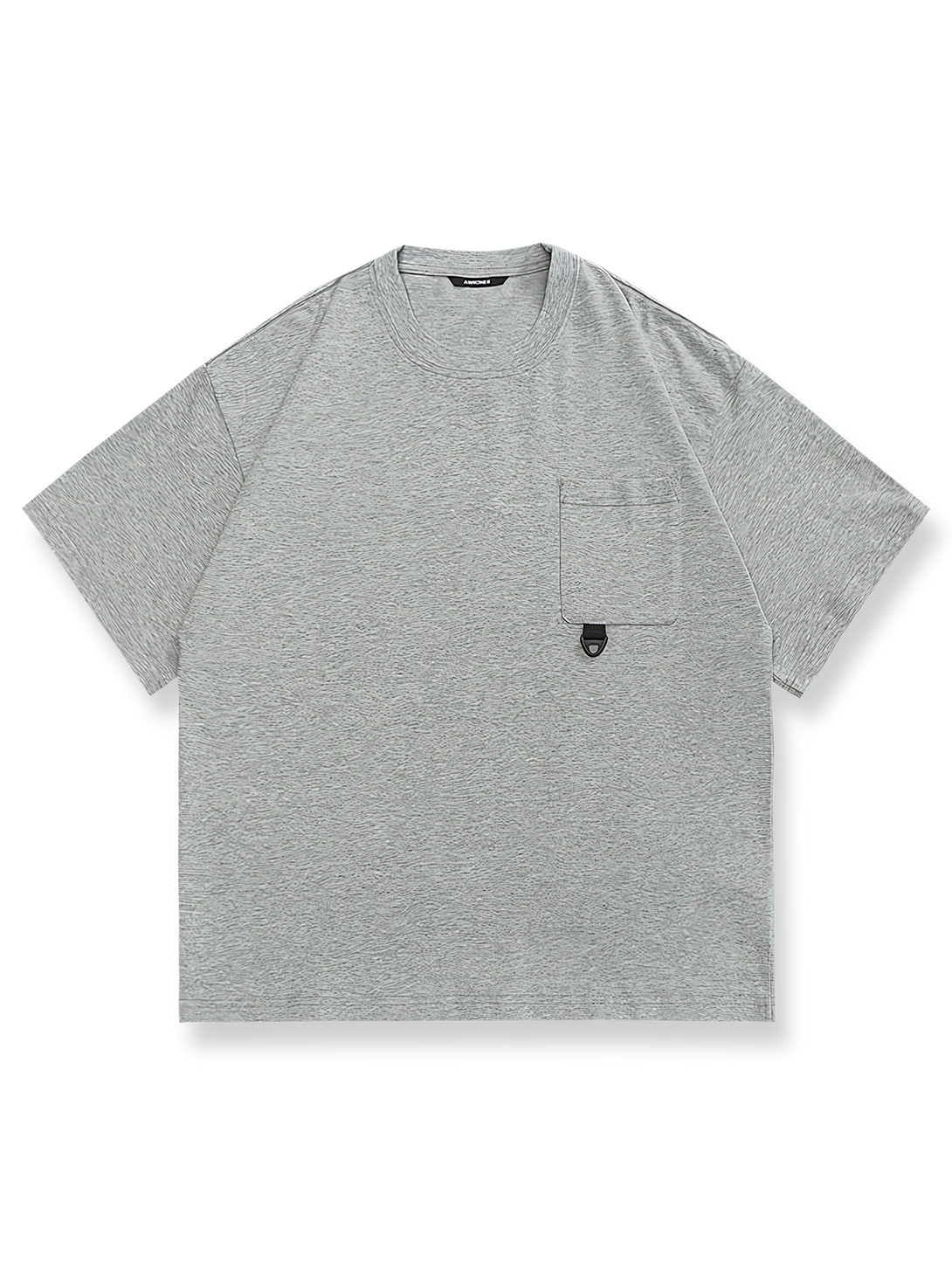 胸ポケットに装飾を施したコットン製ラウンドネック半袖Tシャツ。