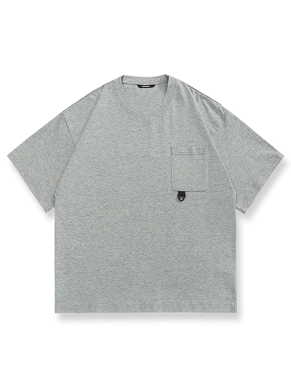 胸ポケットに装飾を施したコットン製ラウンドネック半袖Tシャツ。