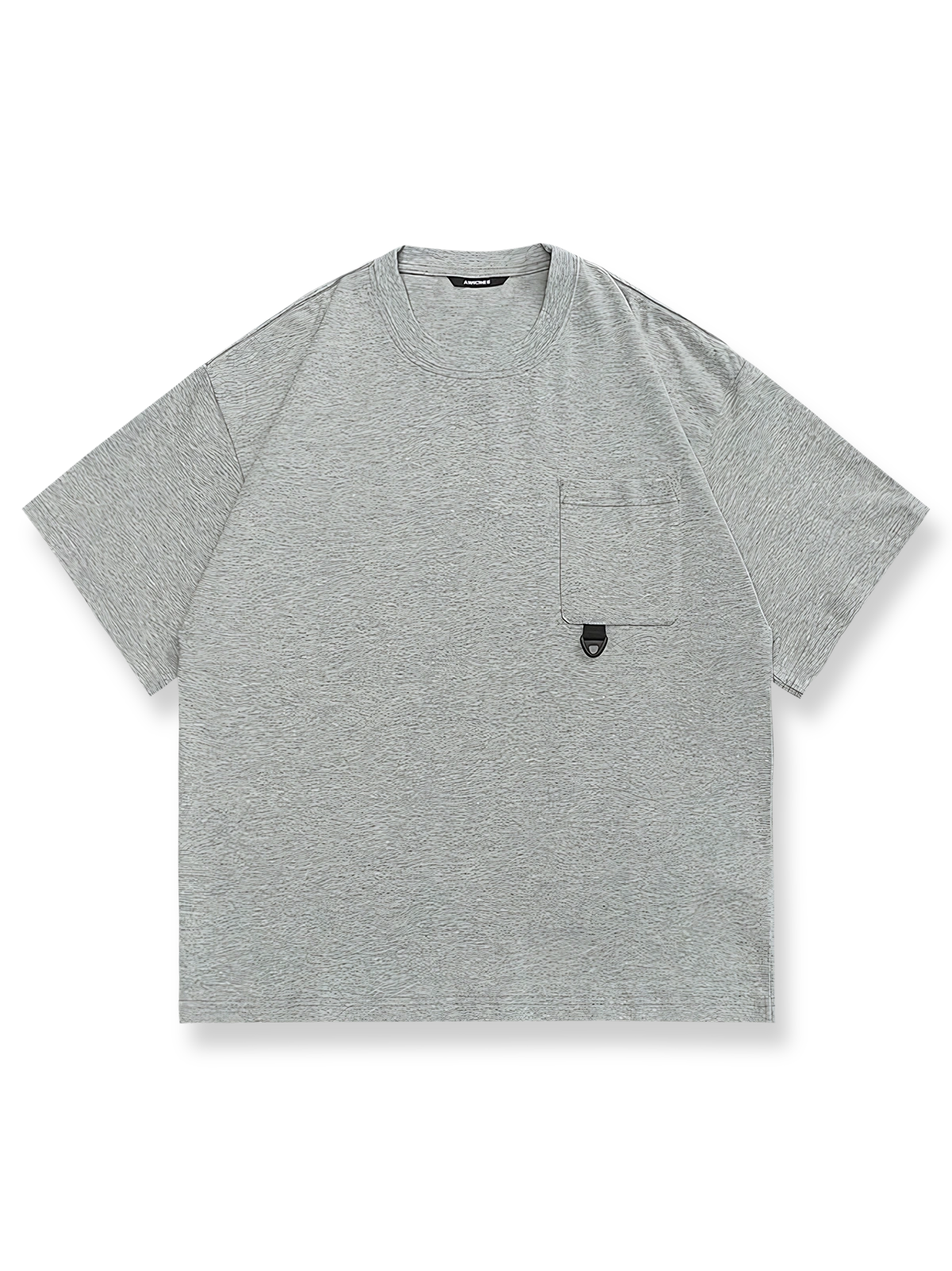 胸ポケットに装飾を施したコットン製ラウンドネック半袖Tシャツ。