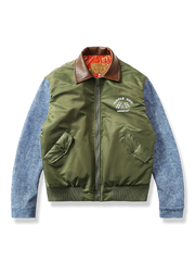 デニム風人工皮革の袖と斜め織りナイロン素材を組み合わせたフライトジャケット。