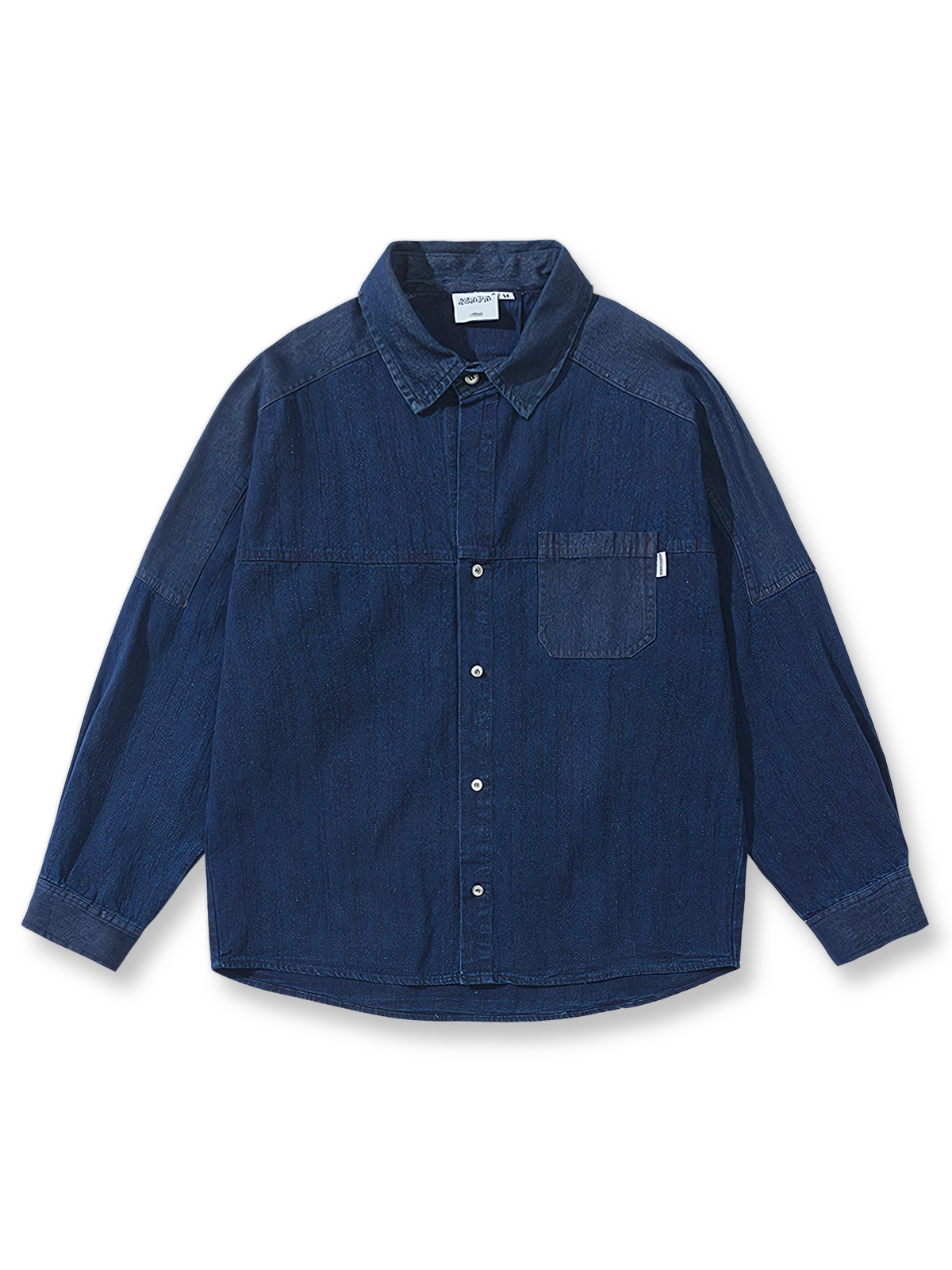 藍染によるパッチワークデザインが特徴のデニムシャツ。コットン混紡素材と胸ポケット、ゆったりシルエットを備えたアイテム。