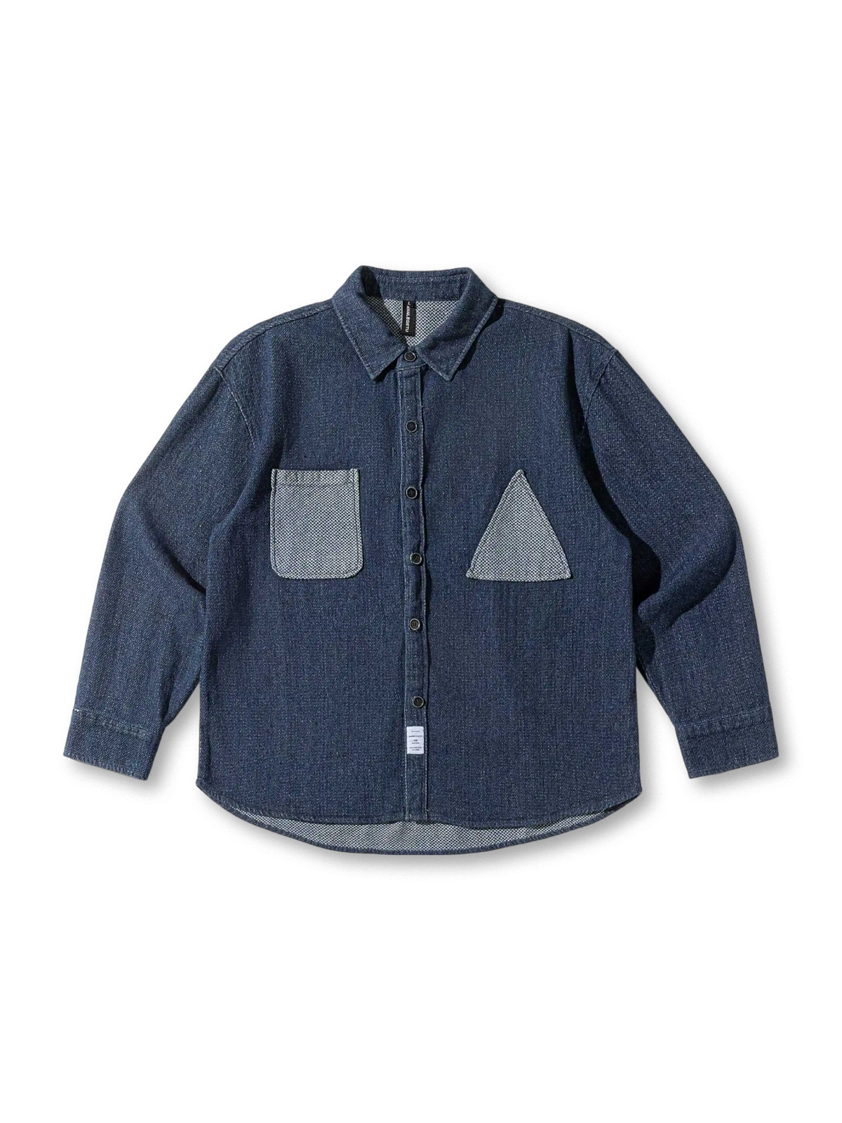 異素材パッチワークとゆったりシルエットが特徴のデニムシャツ。耐久性と個性を兼ね備えた一着。