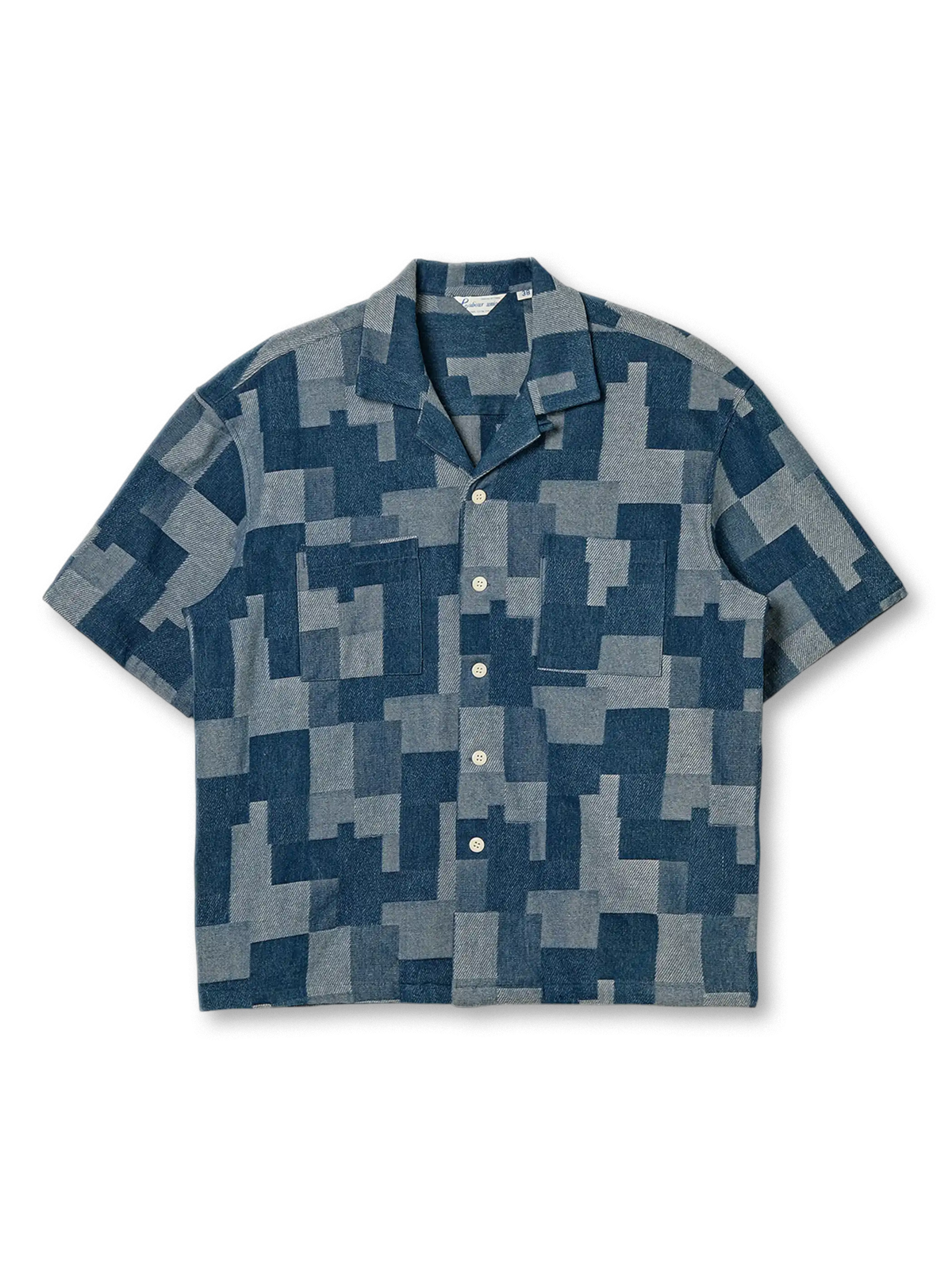 インディゴ濃淡パッチワークと石磨き加工が特徴のデニムシャツ