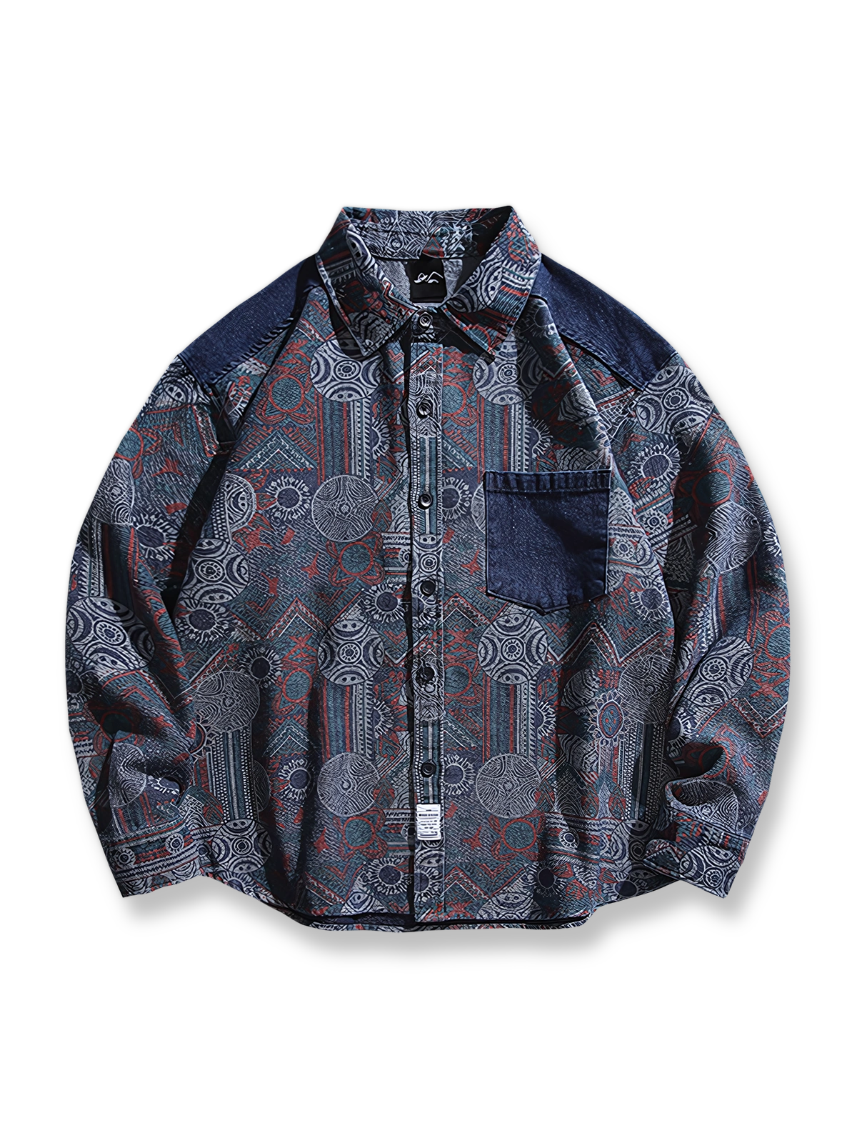 ヴィンテージ風プリントとデニムパッチポケットを組み合わせたルーズフィット長袖シャツ。