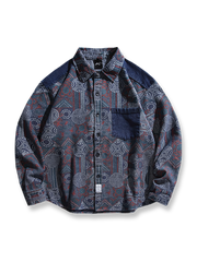 ヴィンテージ風プリントとデニムパッチポケットを組み合わせたルーズフィット長袖シャツ。