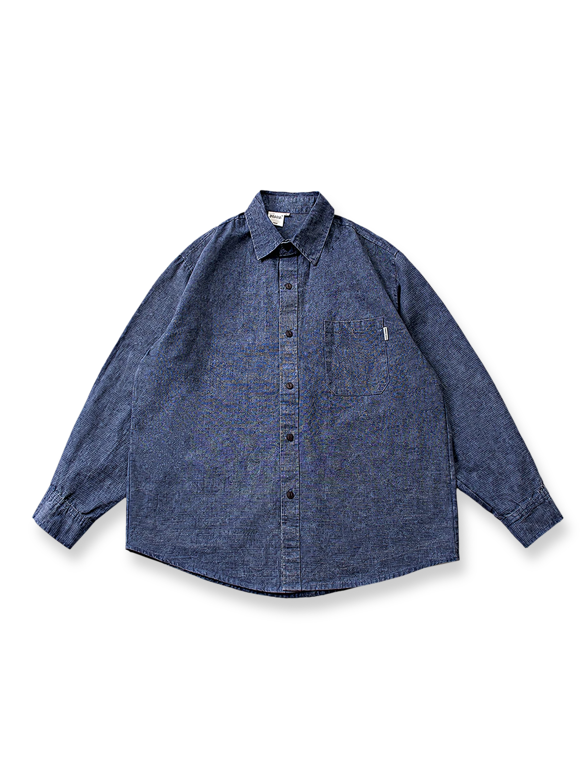 パッチワークとヴィンテージ加工が特徴のデニムシャツジャケット。