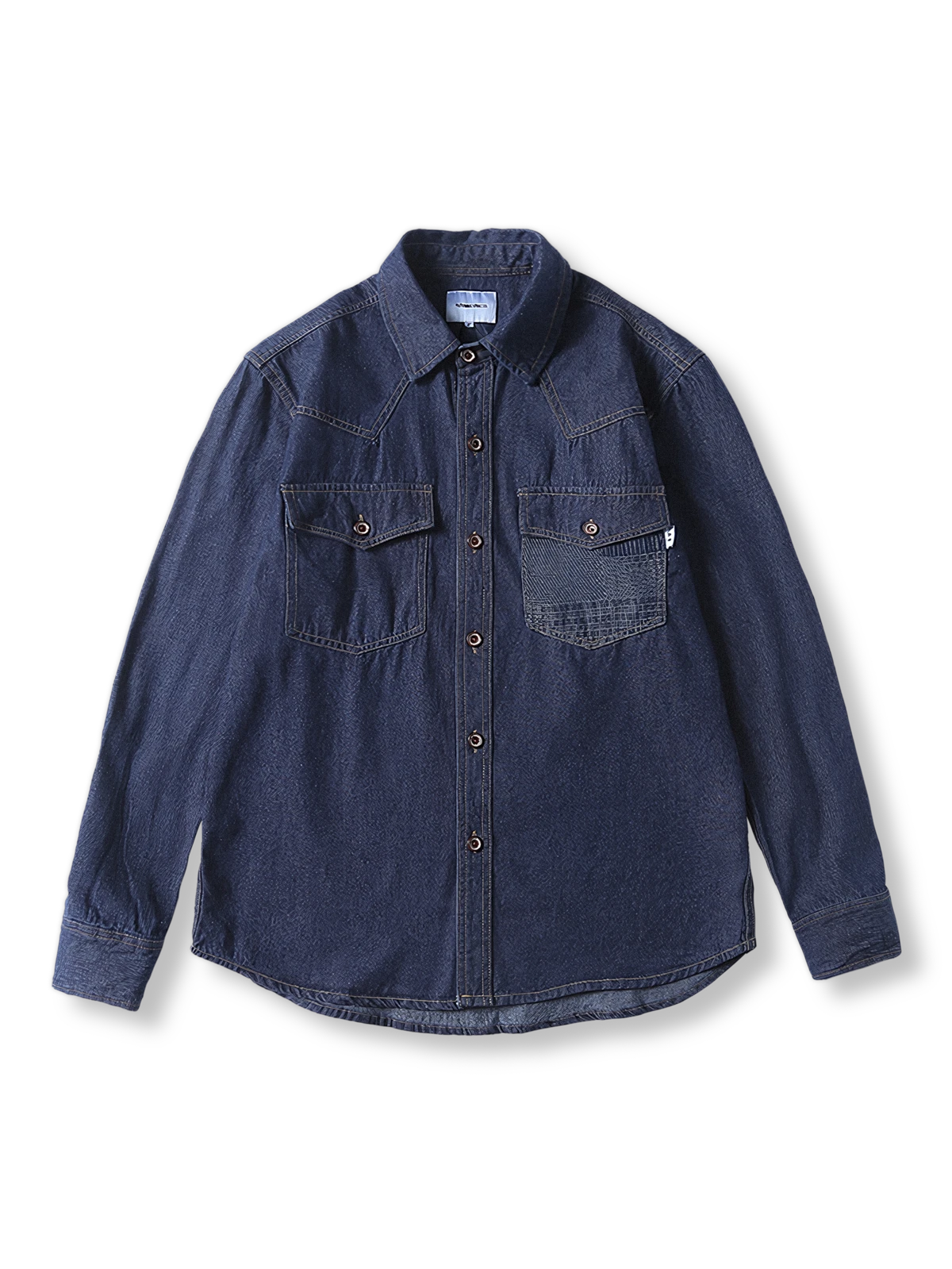 フラップポケットとダブルステッチが特徴のデニムシャツ。